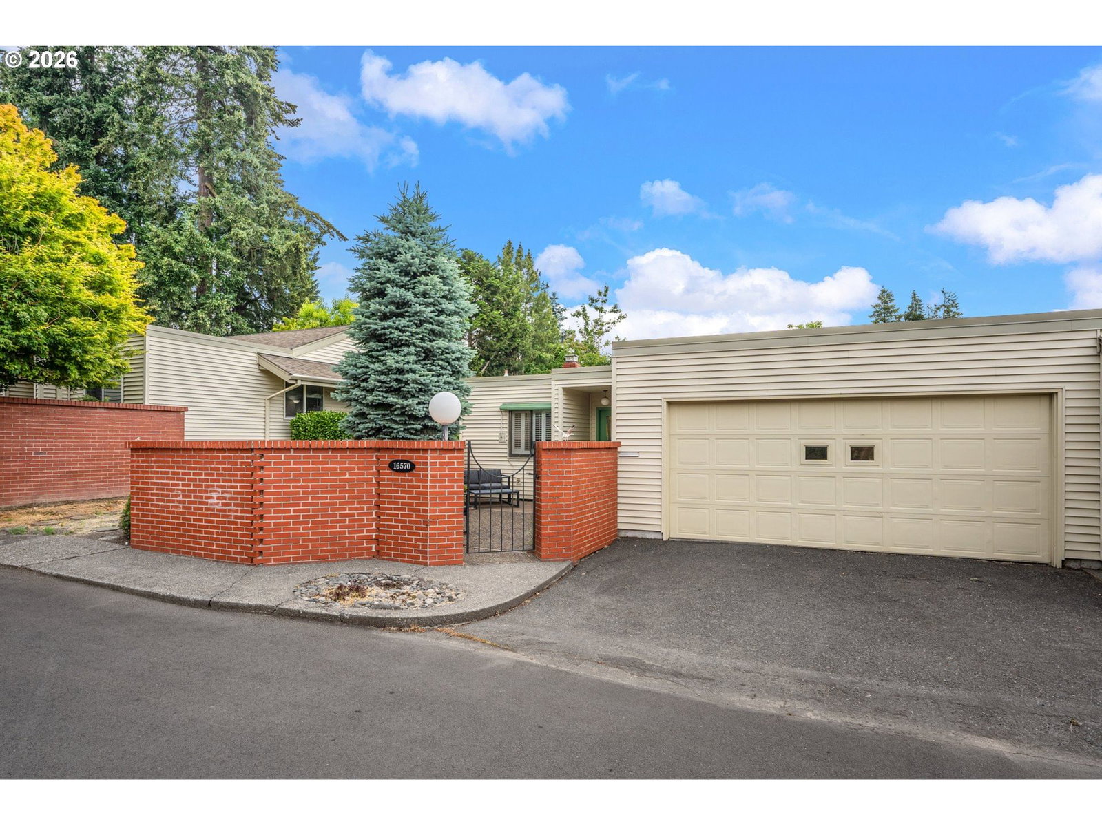 Listing photo 1 of 6