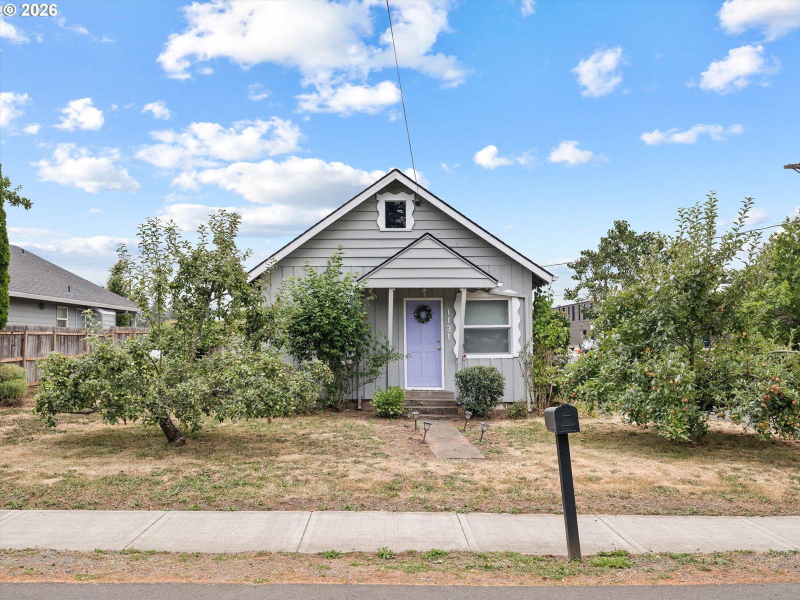 1131 LEONARD ST