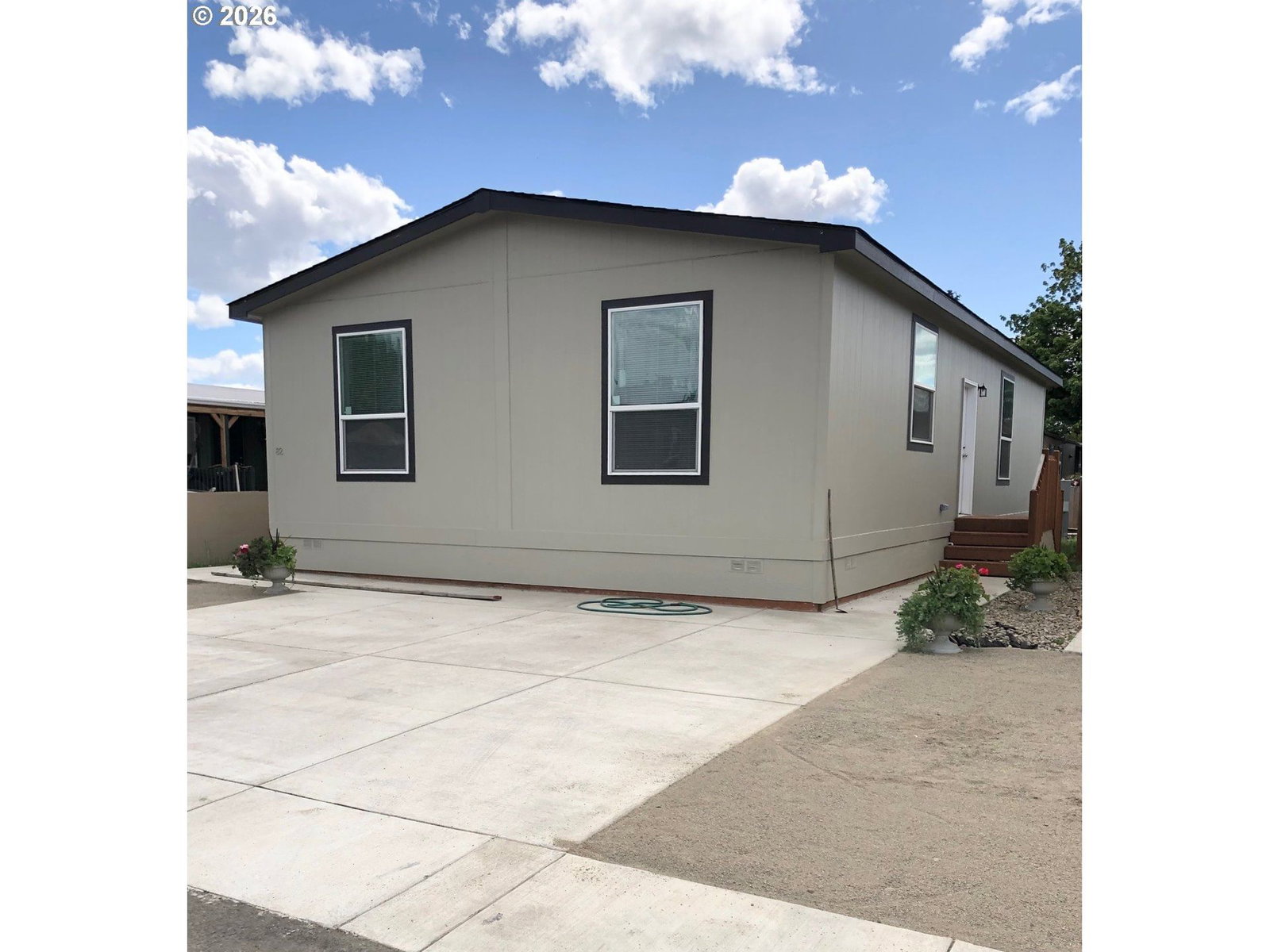 Listing photo 1 of 6
