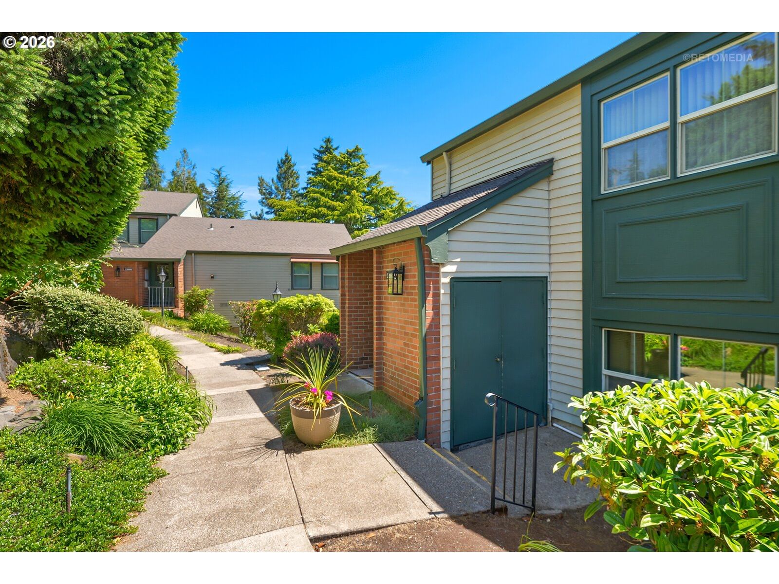 Listing photo 1 of 6