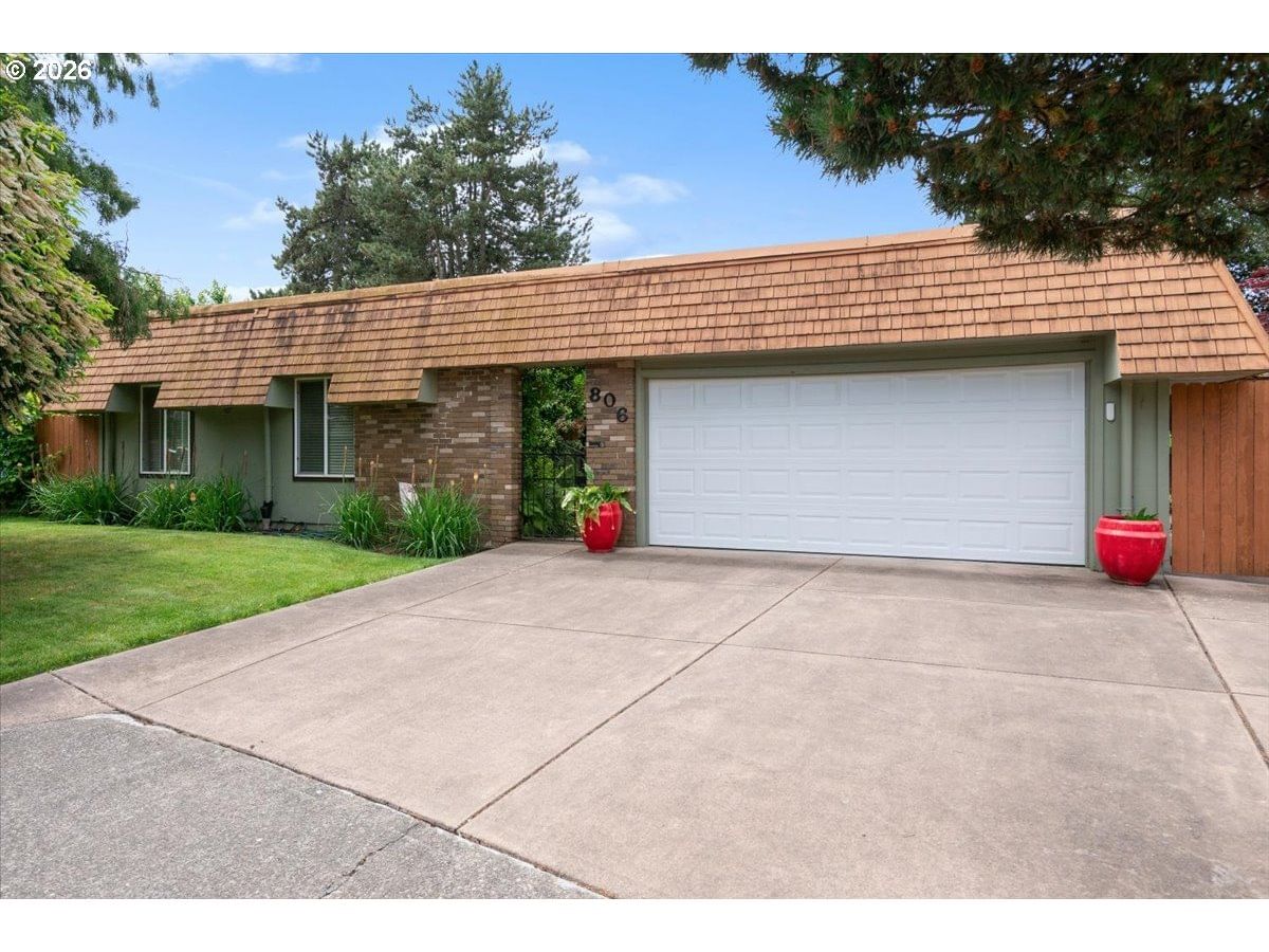 Listing photo 1 of 6